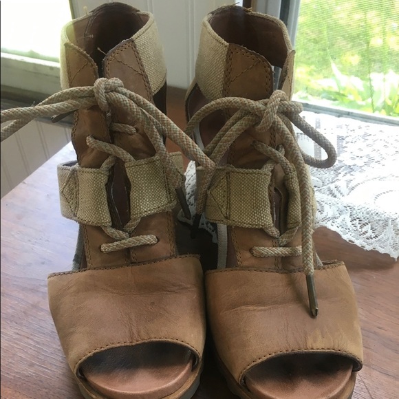 Sandals - Picture 1 of 3